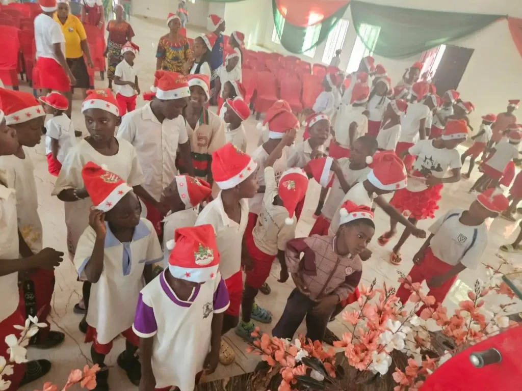 Hon Anamero Celebrate christmas with etsako kids