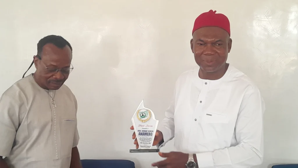 Hon Anamero receives award from NUJ (3)