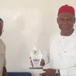 Hon Anamero receives award from NUJ (3)